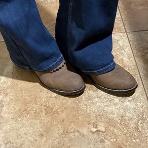 Originally from Texas, Justin lacers!!